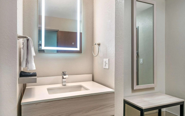 Coratel Inn & Suites by Jasper Park City - Wichita North