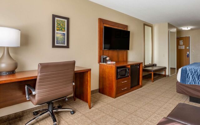 COMFORT INN &amp; SUITES