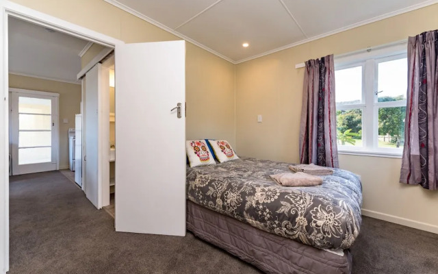 Waitangi Beach Bach 30A