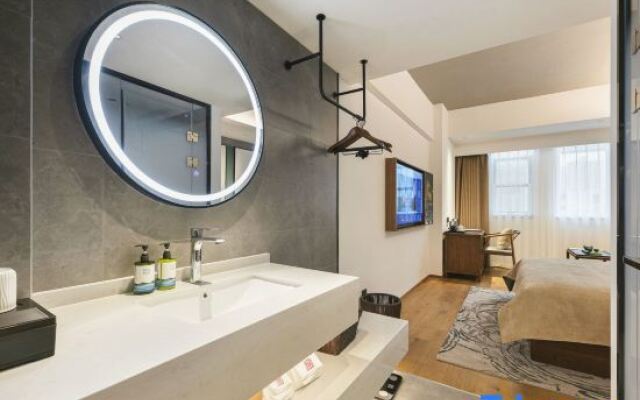 Qianna Hotel (Zhengzhou Erqi Square Dennis David City)