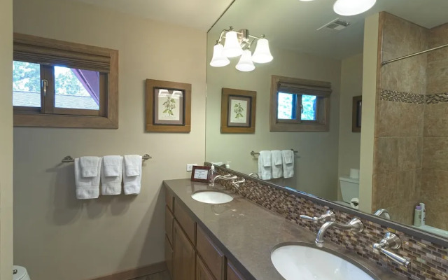 Lakefront Home, Private Hot Tub,marina..