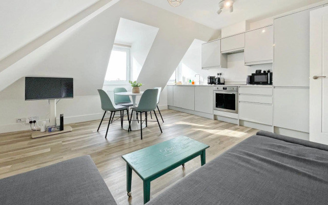 EasyStays - Modern Apartments in Windsor with Parking