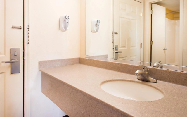 Super 8 By Wyndham Lamar