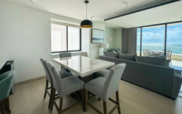 Paradise Found Luxe 2BR Condo in Iconic Location