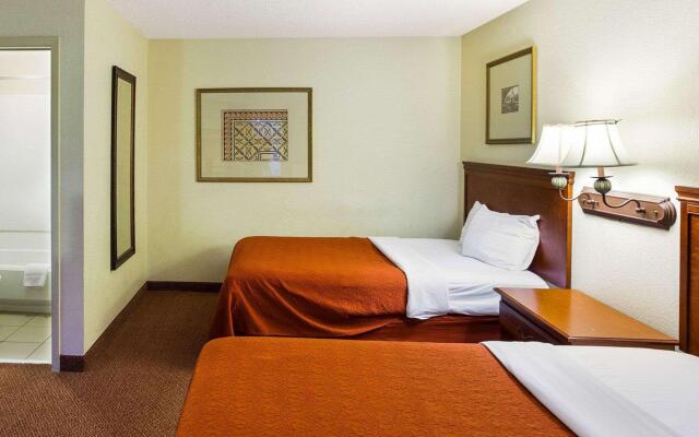 Rodeway Inn & Suites South of Fiesta Park