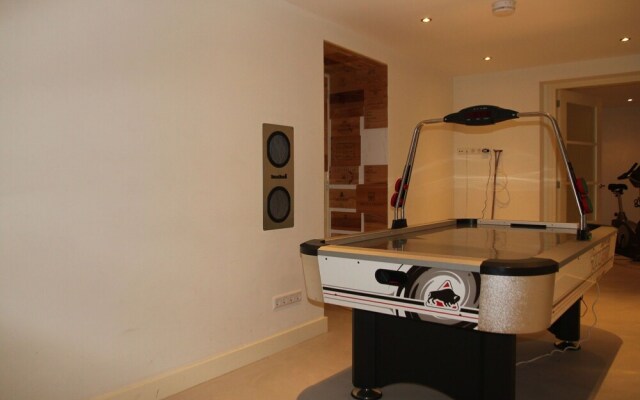 Lavish Holiday Home in Loosdrecht with Hot Tub