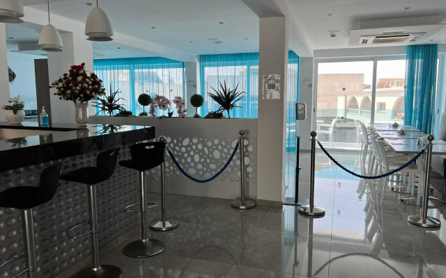 Sunny Blue Hotel