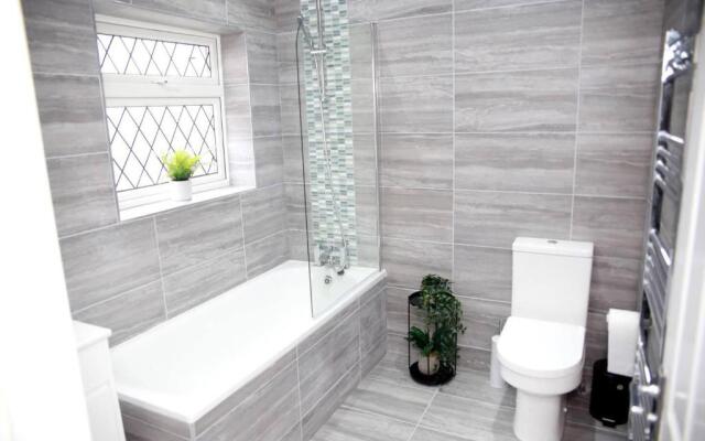 Deluxe 4-bed House Close2 Wembley Stadium