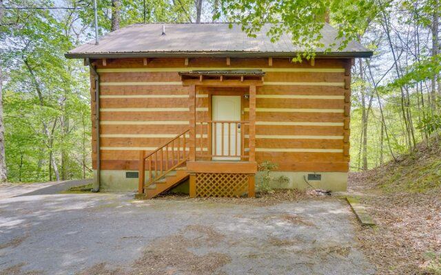 Gatlinburg Cabin w/ Pool Table ~ 6 Mi to Downtown!