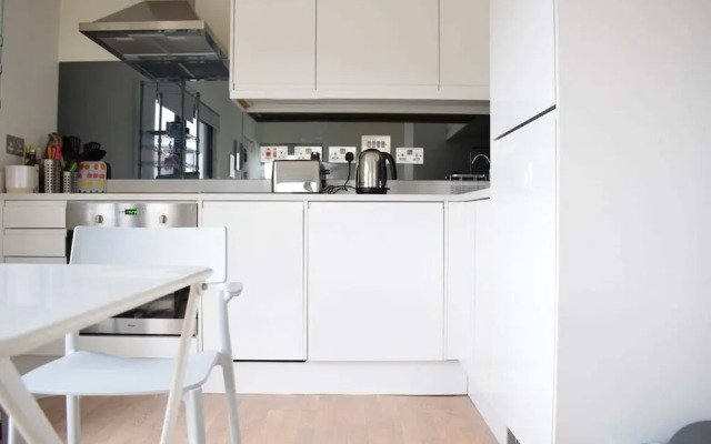 Bright 1 Bedroom Flat in North London With Balcony