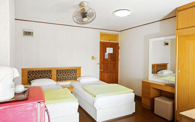 Aiya Residence & Sport Club BTS Budget Hotel