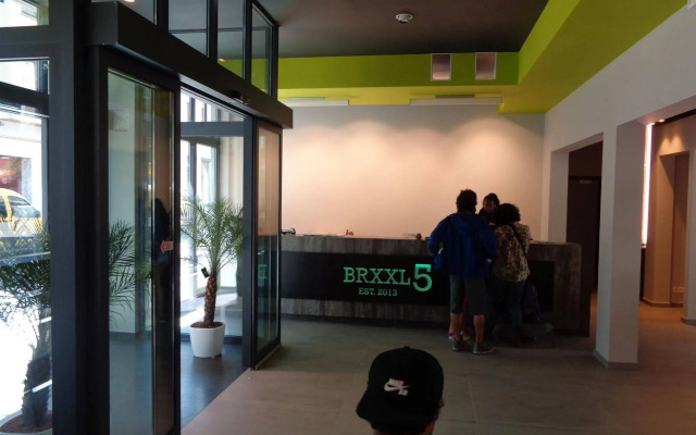 BRXXXL5 - Hostel