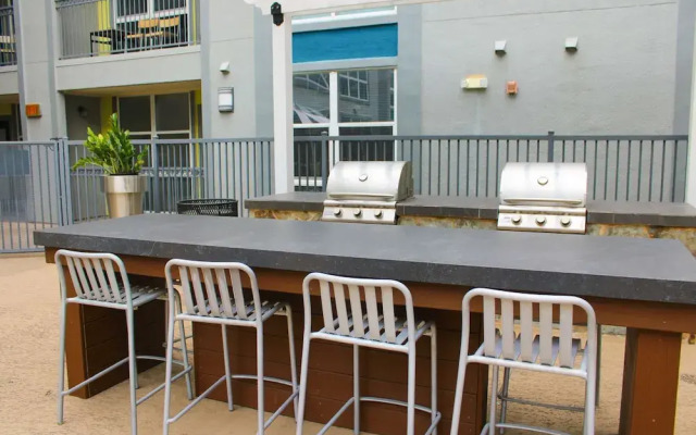 Upstay - Condo With Pool-gym-games-bbq - Walk to Uoft