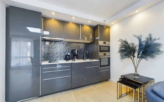 Apartment With Parking by Renters