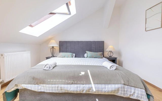 Stylish 3BR Apt With Balcony City Center