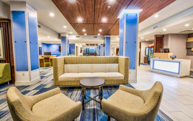 Holiday Inn Express & Suites Dallas NW - Farmers Branch, an IHG Hotel