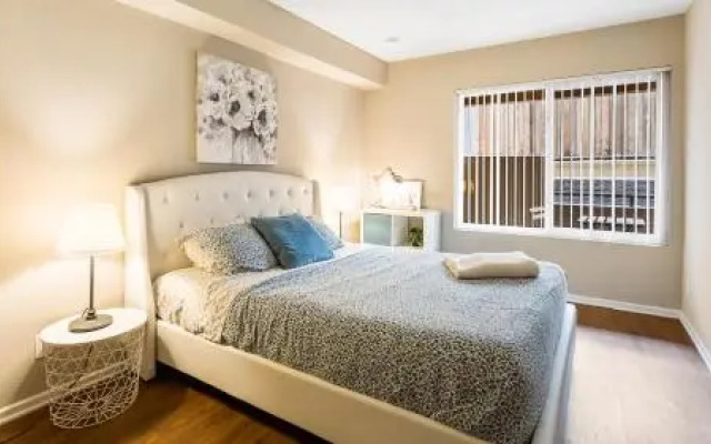 Hollywood View Apartment by Ginosi