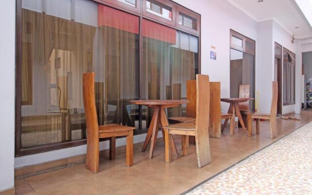 RedDoorz near Hartono Mall 3