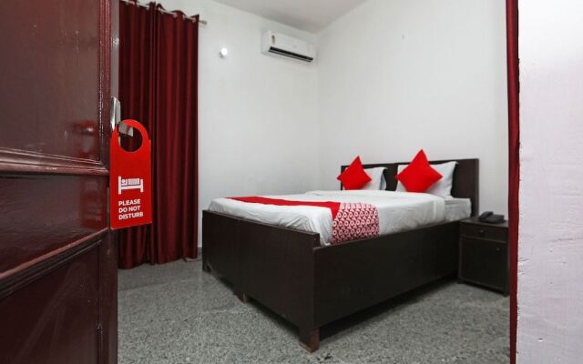 OYO 36700 Moonlight Residency
