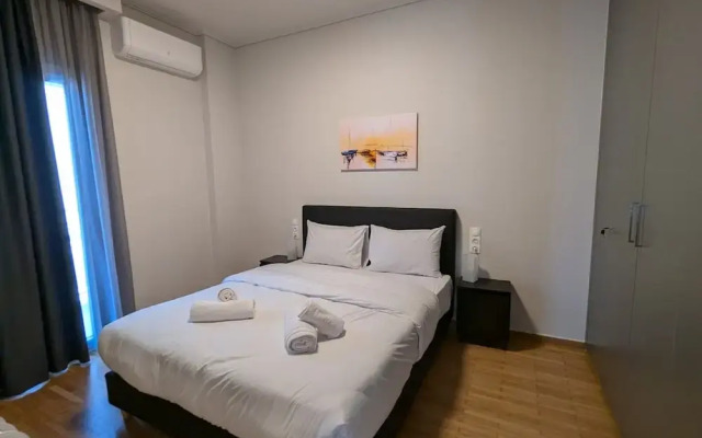 Spacious Seaside Flat at Alimos