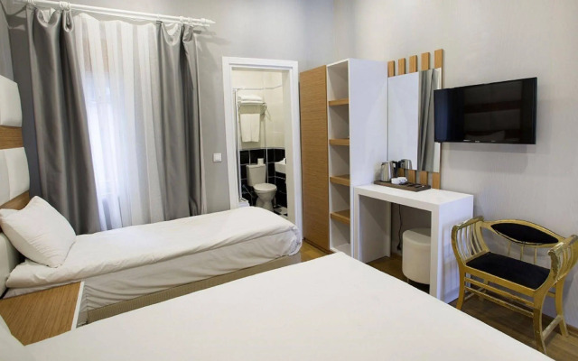 La Pazza Suites Hotel