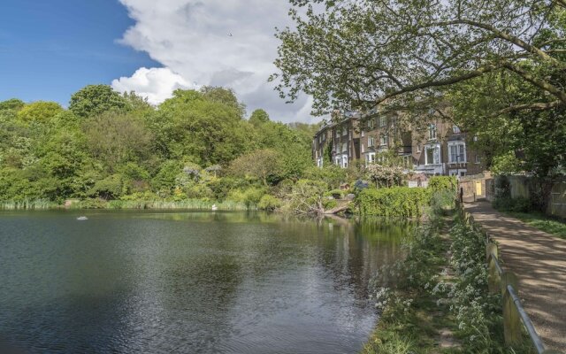 Enchanting Hampstead Home by the pond