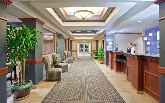 Holiday Inn Express & Suites Ashland, an IHG Hotel