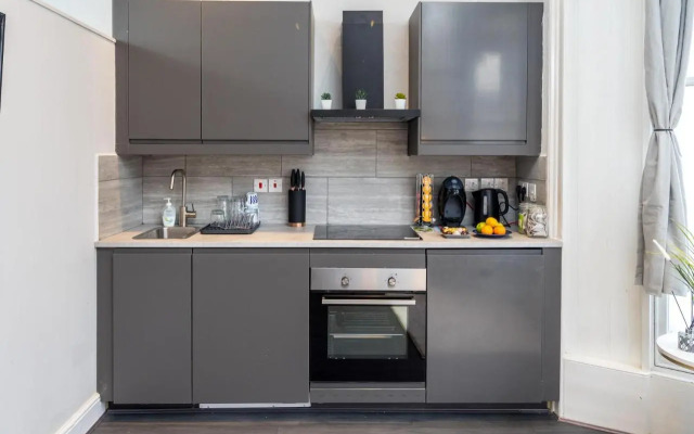 Kensington Modern Apartment