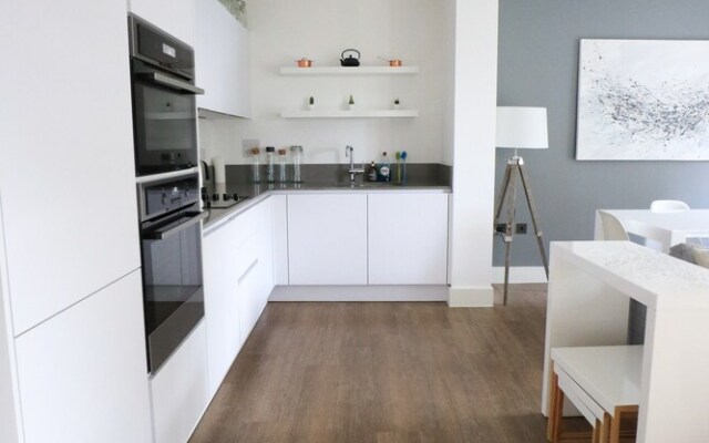 Modern 2 Bedroom Apartment in Putney