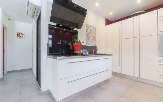 Serene Villa in Saint-Victor-la-Coste with Private Pool