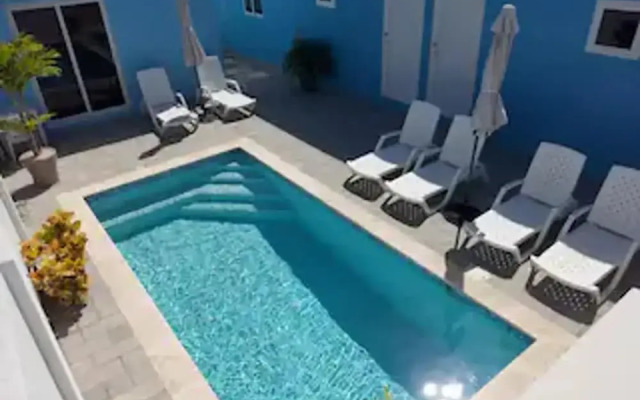 Amazing 2BR Suite w Pool Patio 5 min Dr2 Palmbeach