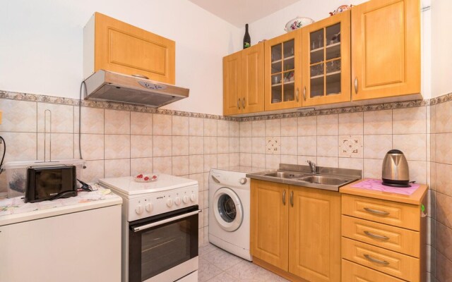 Nice Apartment in Valbandon With Wifi and 2 Bedrooms