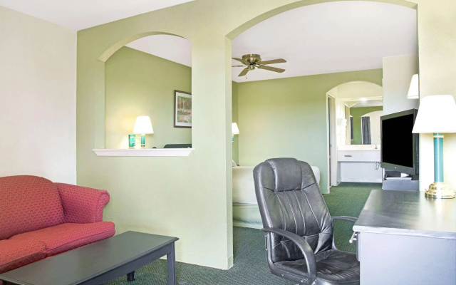 Days Inn by Wyndham El Campo TX