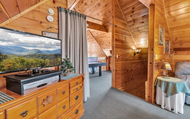 Cabin in the Woods w/ Hot Tub & Games!