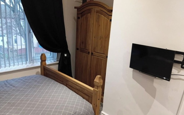 3 Bed House Sleeps 5 - On-site Parking - Smart TVs