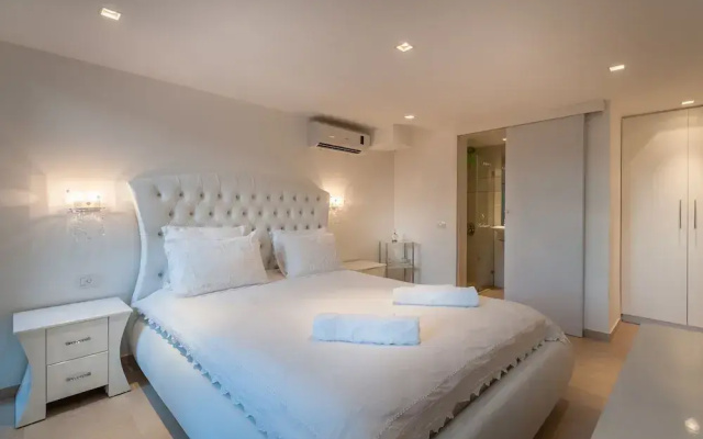 Luxurious Villa with great location