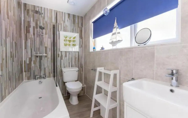 2 Bedrooms, Overlooking Little Petherick Creek