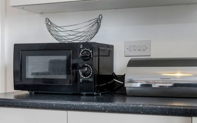 Impeccable 2-bed Apartment in Romford