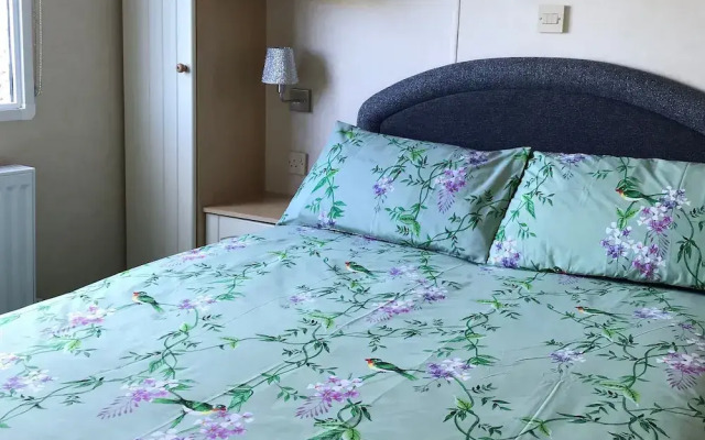 2 Bed-sleeps4-beachfront-free Parking