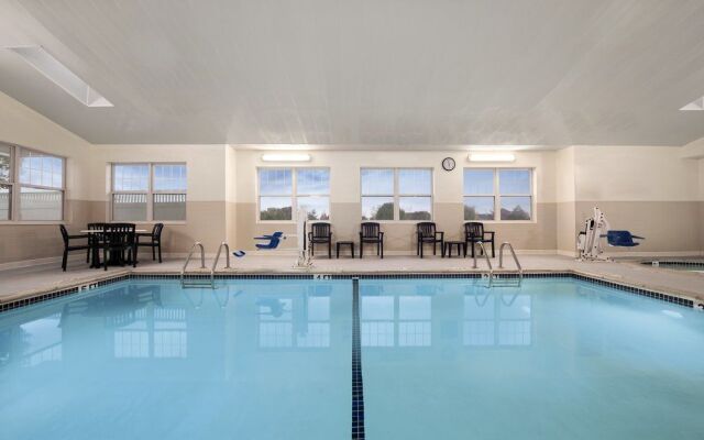 Country Inn & Suites By Carlson, Dundee, MI