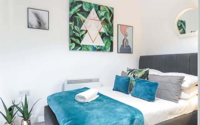 Tudors eSUites Birmingham Apartments Terrace and Private Parking