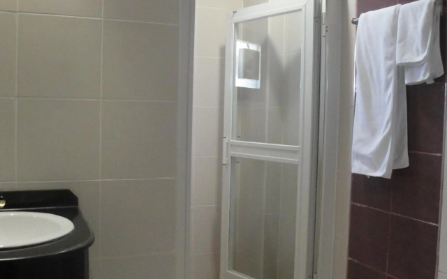 Marina Royal Hotel Suites