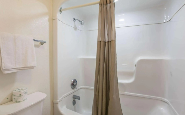 Motel 6 Dothan, AL