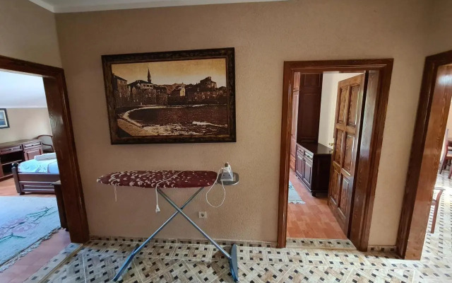 Ante`s Hill House