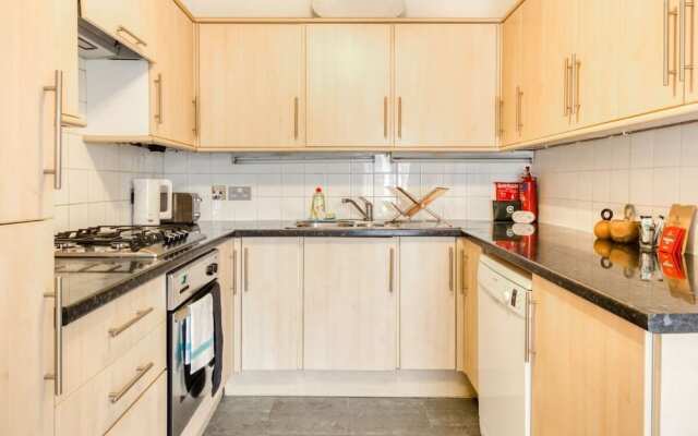 2bed w/ Covered Patio, 5 Mins to Paddington Stn