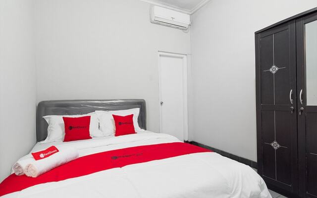 RedDoorz near Batik Tulis Celaket 2