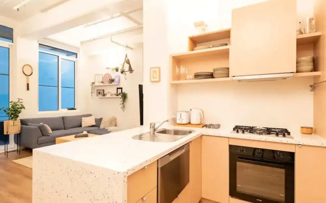 Beautiful 1 Bedroom Apartment Next to Southern Cross Station