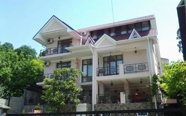 Uyutny Guesthouse