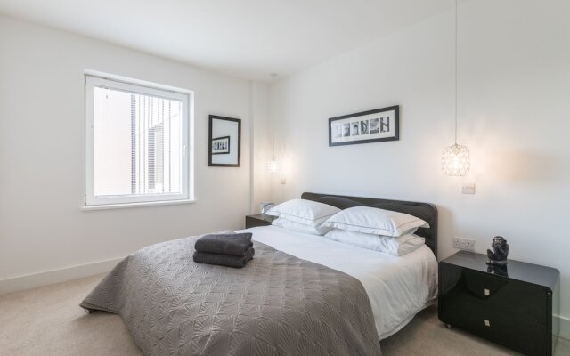 Luxury 2-bed Flat, Parking and Close to the Tube