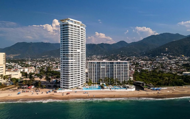 Gorgeous 1BR Condo With Pools Sea Views